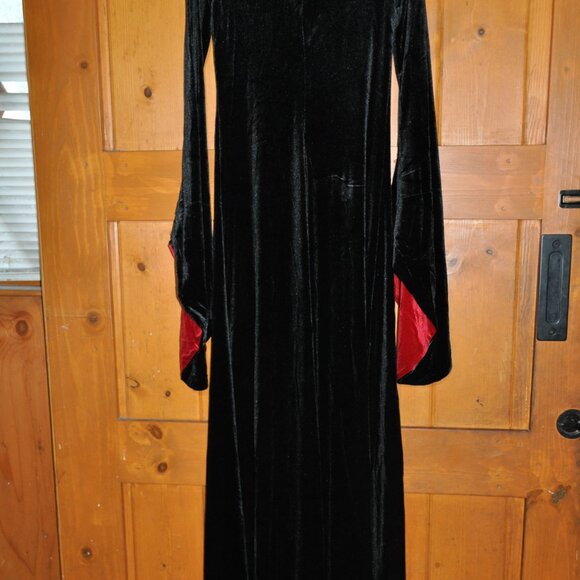 Women, Black Gothic Maxi Dress, Long Sleeve Vampire dress Velvet Bell-Sleeve - Picture 6 of 6